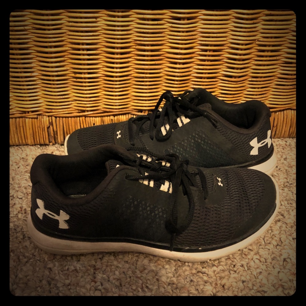Black Under Armour tennis shoes size 8